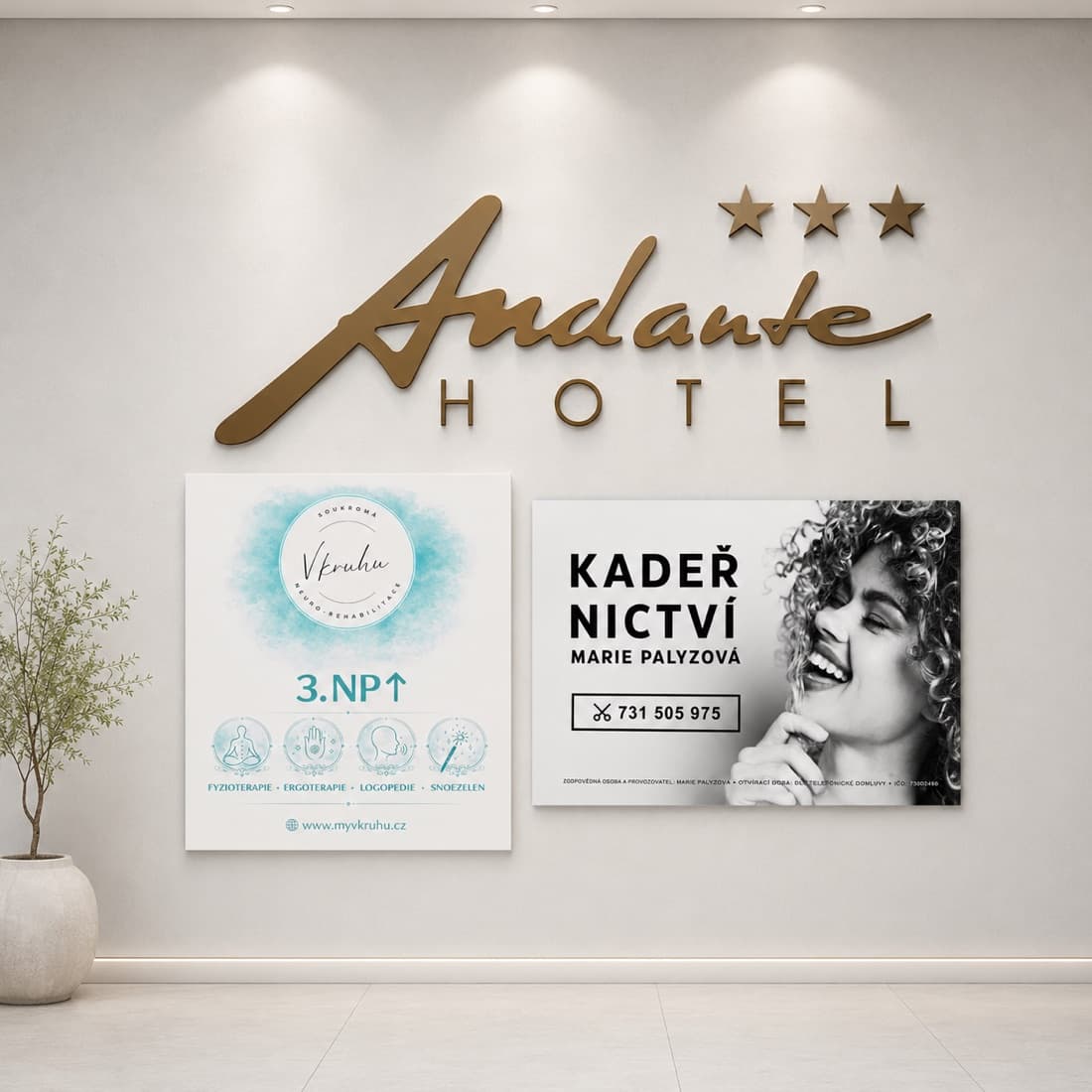 Prostorové logo hotelu Andante a cedule nájemců v recepci
